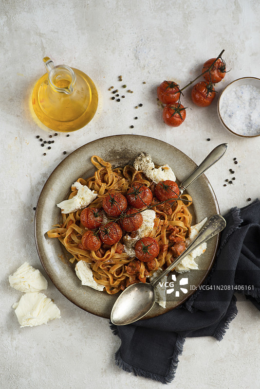 烤番茄马苏里拉意面图片素材