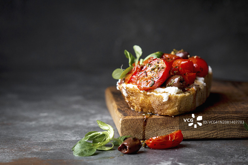 配以意大利乳清干酪和橄榄的番茄酸面包三明治图片素材