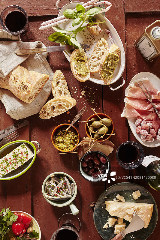 意式烤面包配香蒜酱、迷你萨拉米、橄榄、帕尔马干酪和红酒图片素材