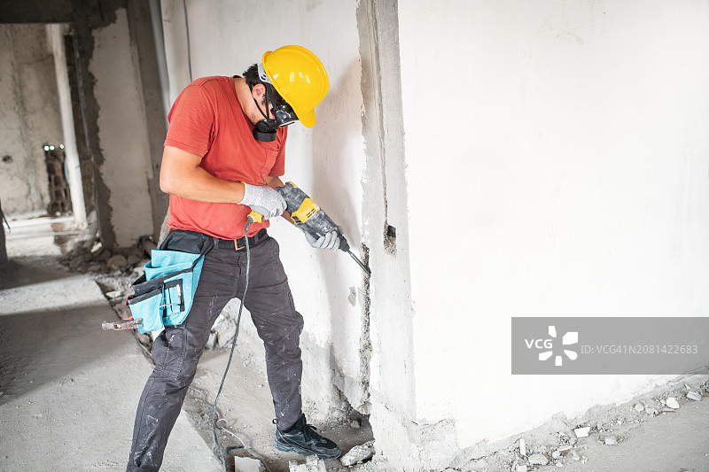 建筑工地上工人使用冲击钻图片素材