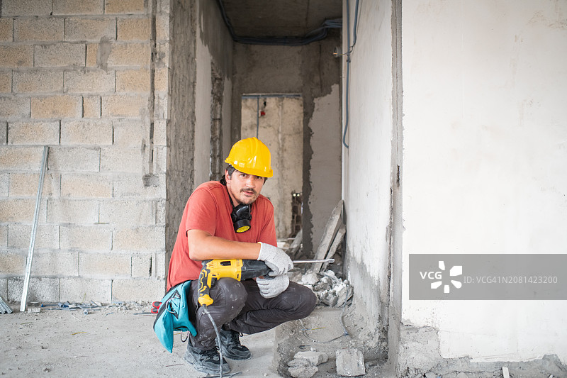 建筑工地上工人使用冲击钻图片素材