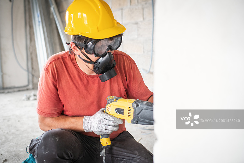 建筑工地上工人使用冲击钻图片素材