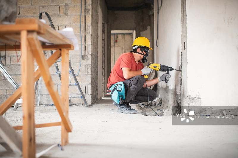 建筑工地上工人使用冲击钻图片素材