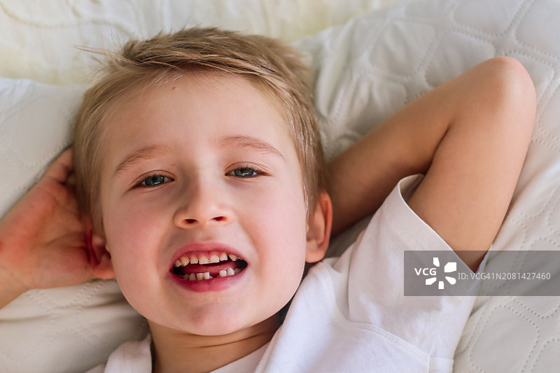 穿着浅色家居服的男孩图片素材