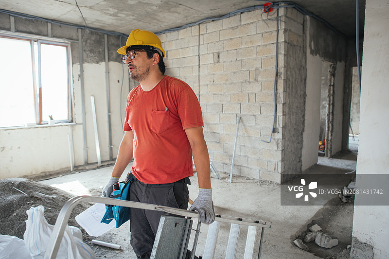 工人在建筑工地扛着梯子图片素材