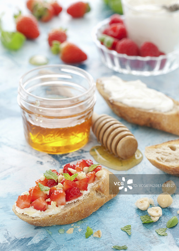 草莓、薄荷、榛子和马斯卡彭吐司配蜂蜜图片素材