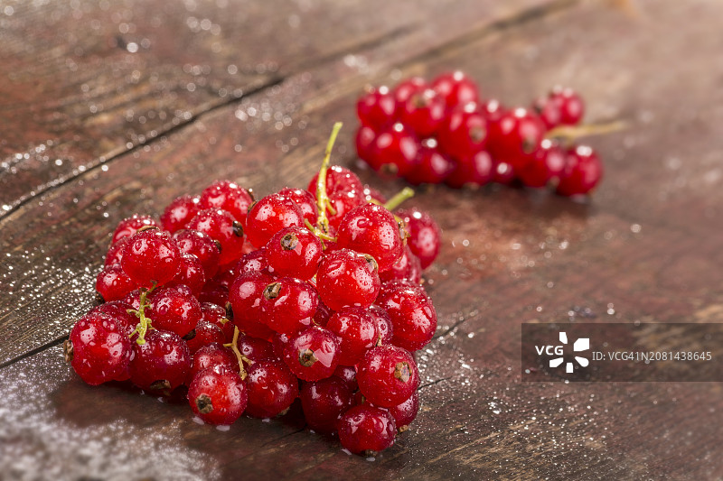 木质表面的红醋栗图片素材