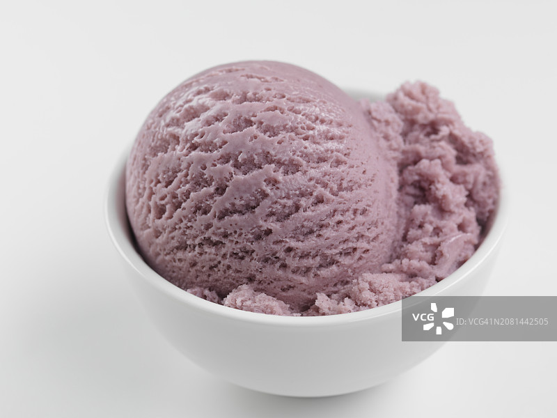 白色碗中的蓝莓冰淇淋图片素材