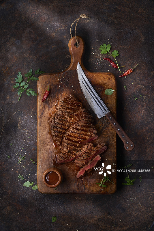 大理石桌上的烤牛排图片素材