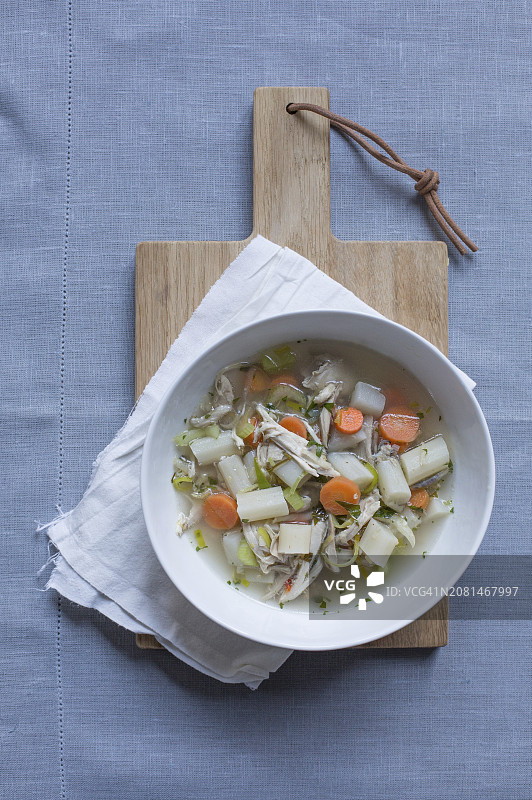 鸡肉蔬菜汤（俯视图）图片素材