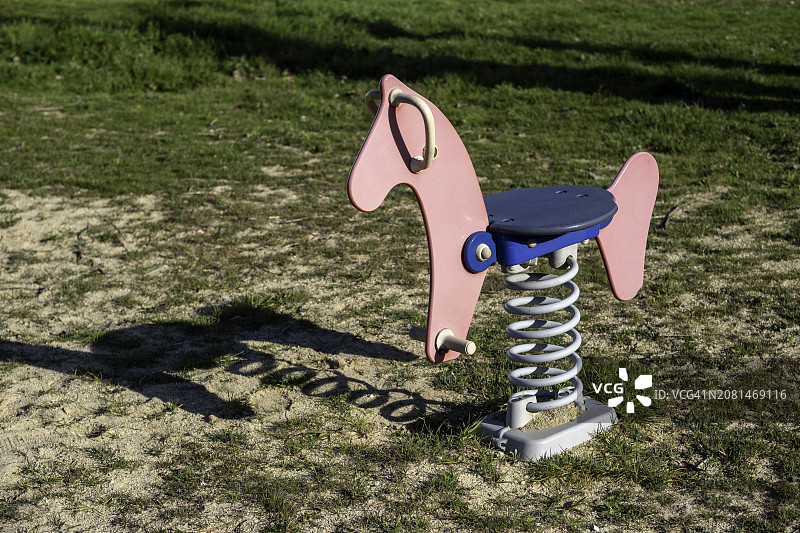 游乐场里的摇摇马图片素材