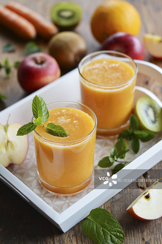 托盘上的两杯果汁图片素材