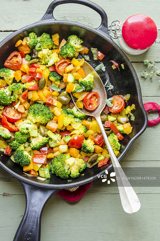 姜黄**色**的彩色锅炒蔬菜图片素材