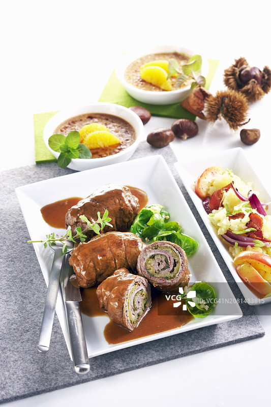秋季菜单：牛肉卷、沙拉和巧克力慕斯图片素材
