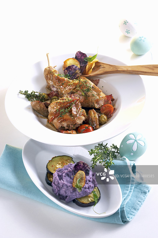 红烧兔肉配香醋葱和紫色土豆泥图片素材