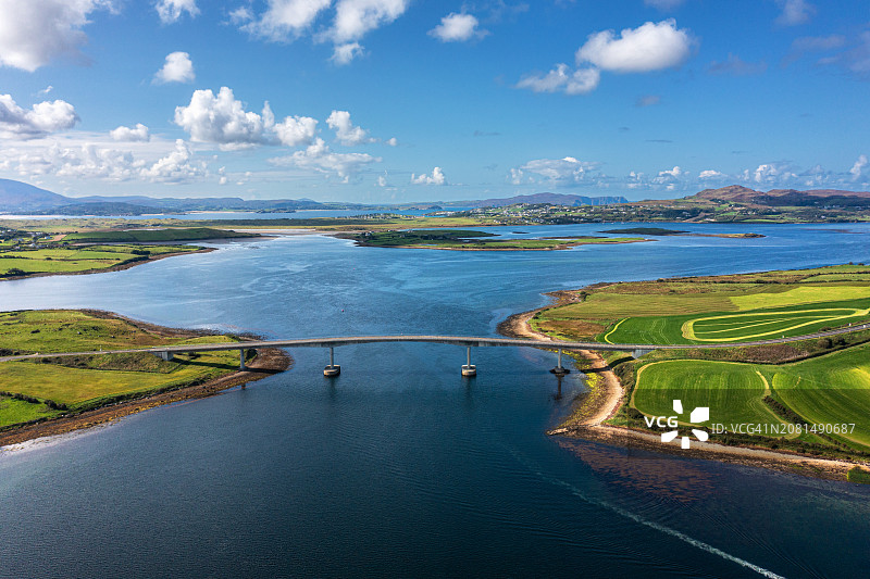 多尼戈尔郡罗吉尔半岛和法纳德半岛之间的穆尔罗伊湾大桥图片素材