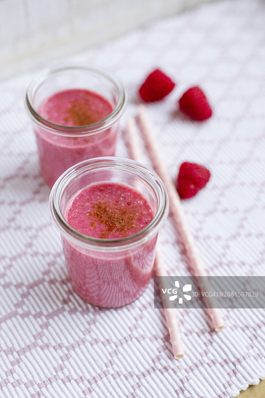 两杯覆盆子肉桂奶昔图片素材