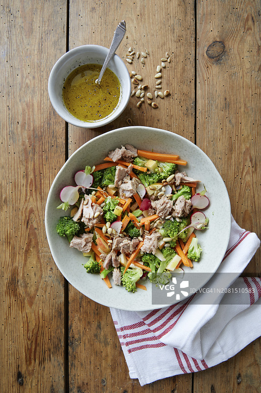 西兰花萝卜胡萝卜金枪鱼沙拉图片素材