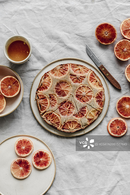 倒置的杏仁红橙蛋糕图片素材