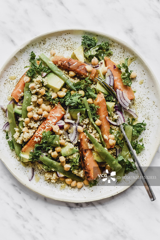 小米羽衣甘蓝沙拉，含烤胡萝卜牛油果豆类鹰嘴豆图片素材