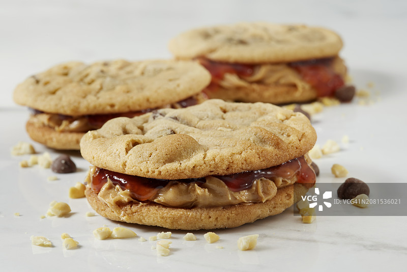 巧克力碎片花生酱草莓酱夹心饼干图片素材
