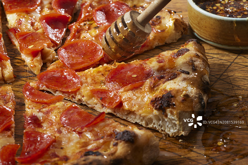 意式香肠蜂蜜披萨图片素材