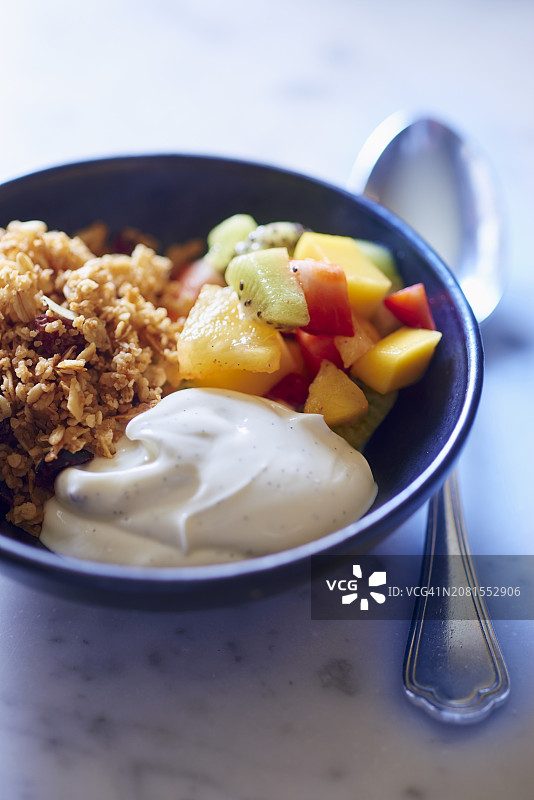 含香草酸奶和新鲜水果的麦片粥图片素材