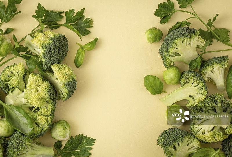 由西兰花、球芽甘蓝、罗勒叶制成的绿色蔬菜食物图案图片素材