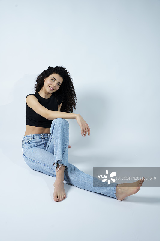 充满活力的快乐年轻女子肖像（美丽眼睛和卷发，工作室拍摄）图片素材