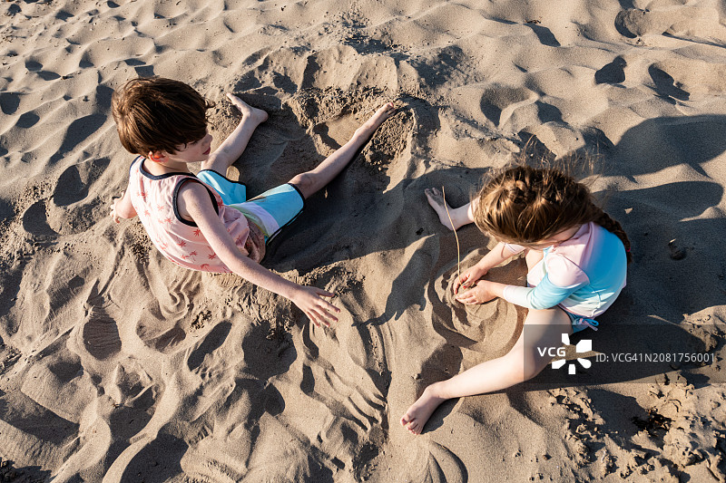 兄妹享受海滩图片素材
