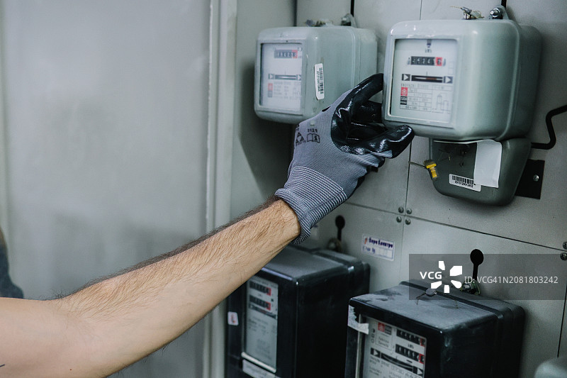 电工前来检查损坏情况图片素材