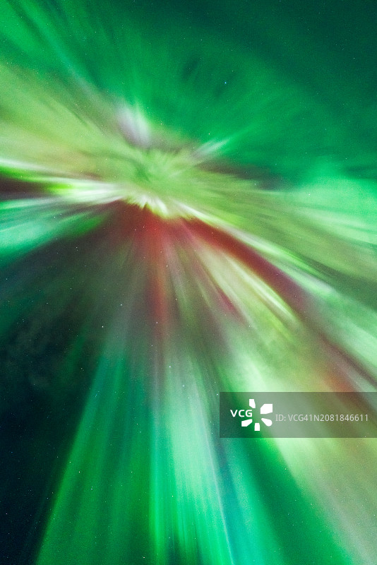 在加拿大阿尔伯塔省仰望绚丽的地磁极光图片素材