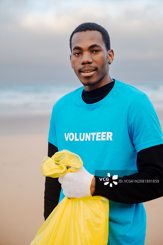 沙滩清洁志愿者图片素材