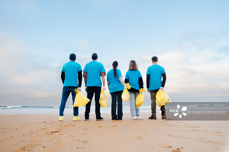 一群男人和女人志愿者图片素材