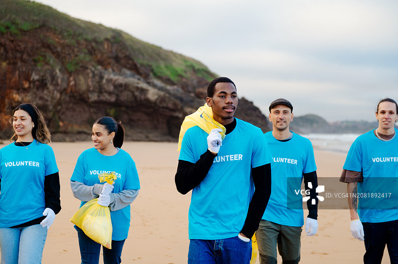 海滩清洁志愿者团队图片素材