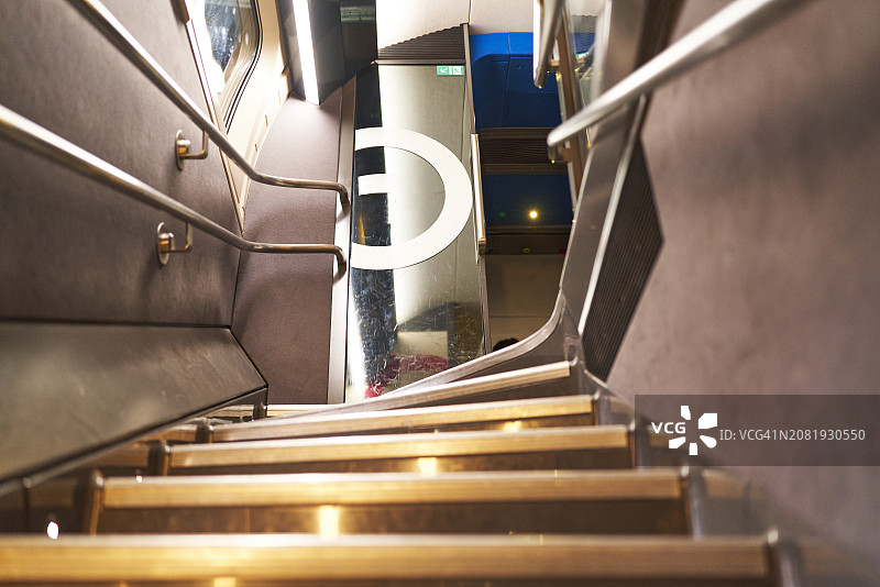 低角度拍摄：公交车内金属楼梯及扶手图片素材