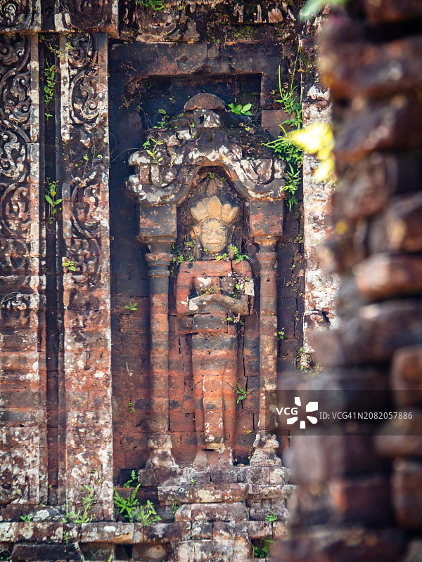 在越南中部广南省，联合国教科文组织世界文化遗产“美山圣地神庙”(mmun Sơn)的砖墙上雕刻的装饰雕像的特写。图片素材