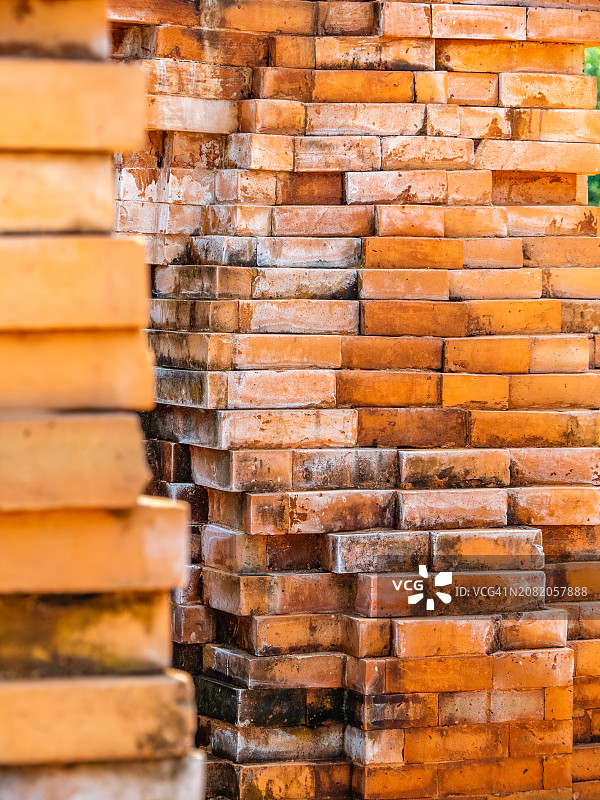 越南中部广南省，联合国教科文组织世界遗产，美山圣地(mmoi Sơn)的占婆印度教寺庙褪色的红砖墙特写。图片素材