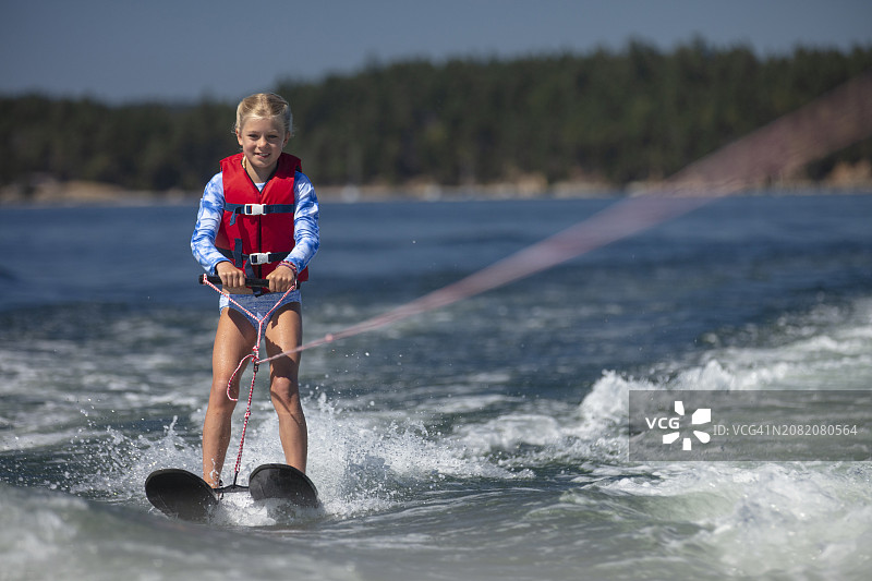 在太平洋海域学习滑水的年轻女孩图片素材