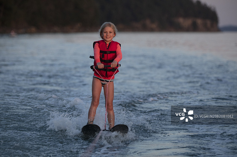 在太平洋海域学习滑水的年轻女孩图片素材