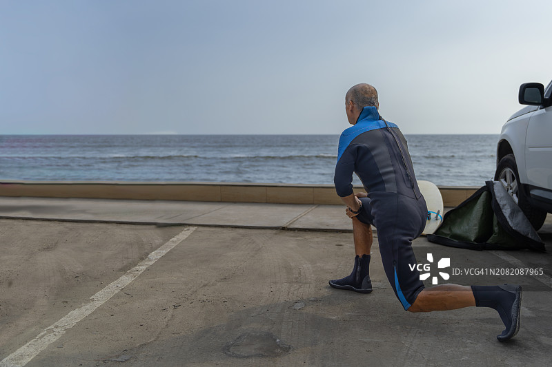 正在训练的热爱冲浪的年长者图片素材