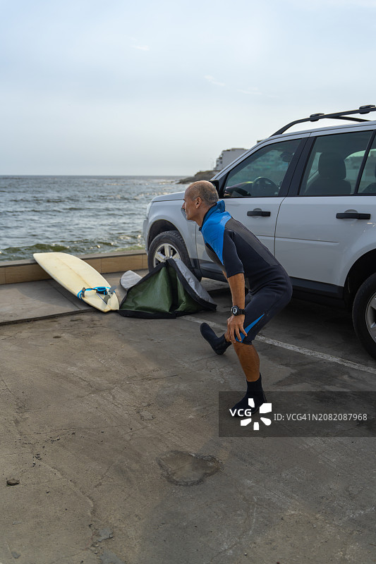 热身准备冲浪的老年冲浪者图片素材
