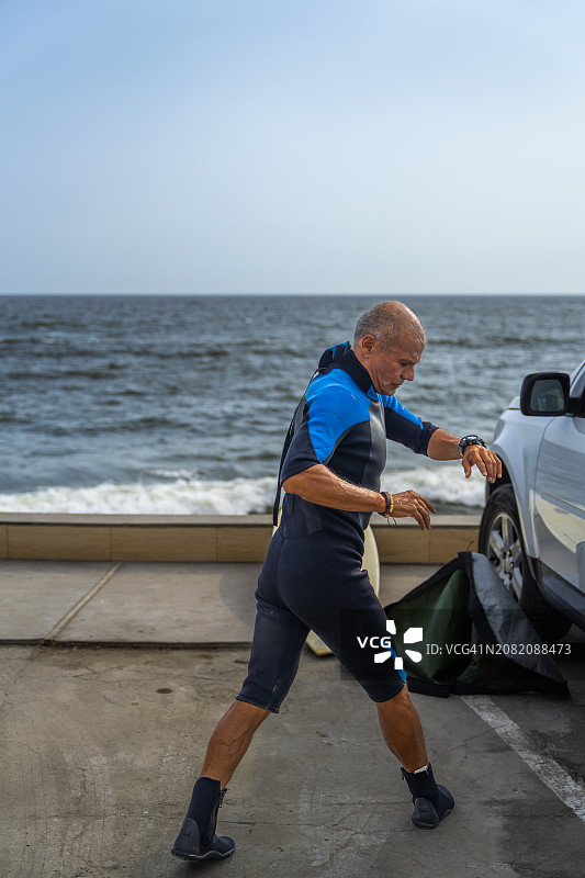 成年冲浪者在海边热身图片素材