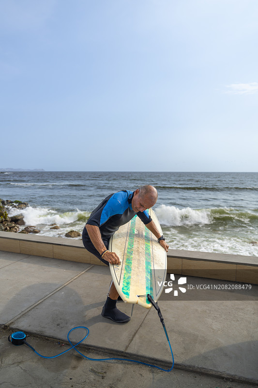 成年冲浪者准备冲浪板图片素材