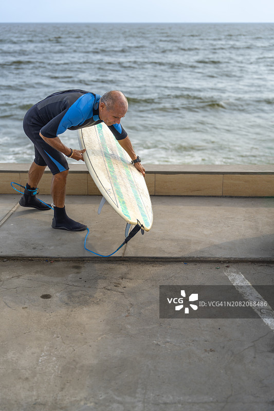 冲浪者在海边放置冲浪板图片素材