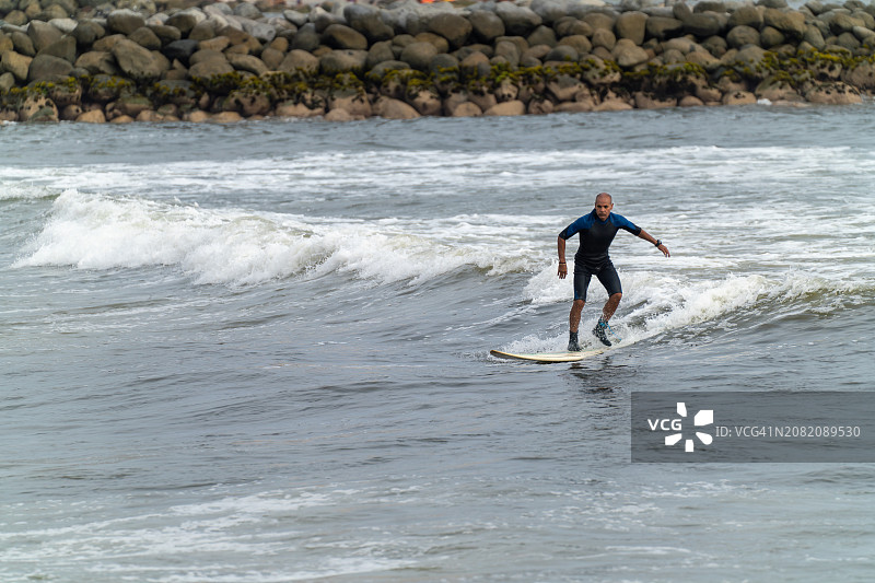 在海中冲浪的老年人图片素材