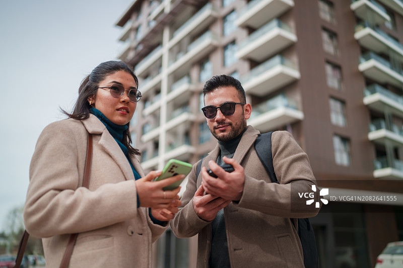 女商人和男商人正在使用手机图片素材