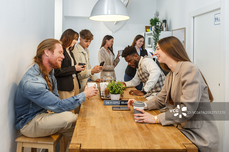 在现代共享办公空间休闲咖啡休息的同事图片素材