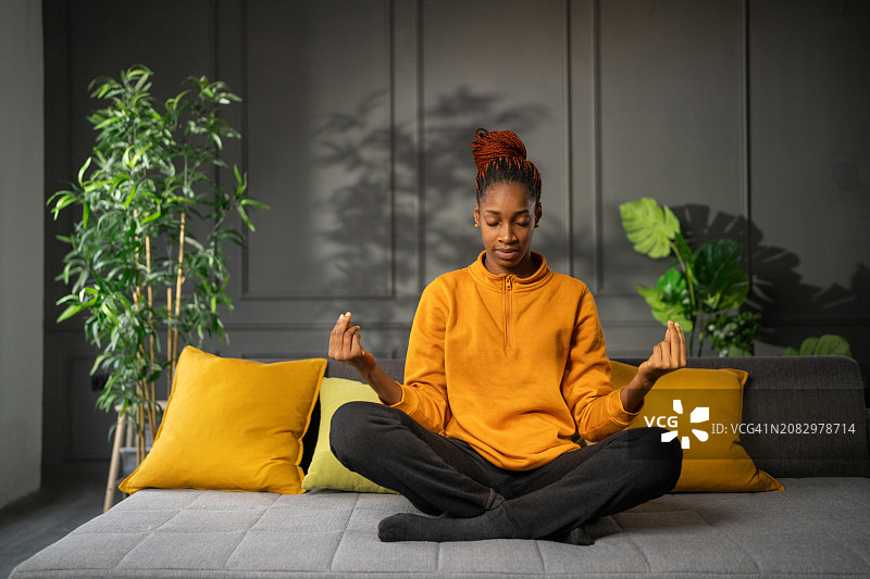 年轻的非洲裔女人早上在家冥想图片素材