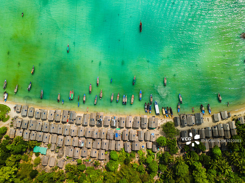 泰国攀牙府苏林岛国家公园摩根村，海滩木船和房屋无人机航拍图片素材